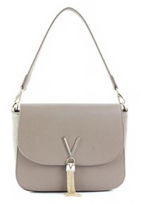 Mala de mão cinzenta em pele com superfície texturada, fecho de aba plana, ferragens prateadas e um detalhe de corrente com um logótipo decorativo.