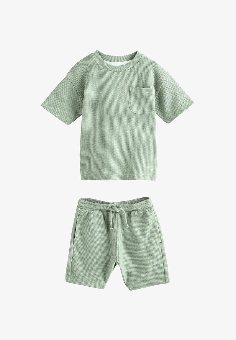 Chemise texturée vert menthe à manches courtes avec poche poitrine et ensemble short à cordon assorti pour une tenue décontractée.