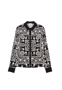 Chemise à boutons noire en tissu présentant un motif floral et géométrique blanc, avec un col et des manches longues.