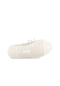 Weiße Sneaker mit einer strukturierten Gummisohle, die vertikale Rillen und ein Logo aufweist. Das Material erscheint glatt; das Design ist minimalistisch und einfach.