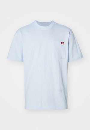 Tricou din bumbac de culoare albastră deschisă, cu mâneci scurte, guler rotund și buzunar pe pieptul stâng. Prezintă un mic eticheta cu logo pe buzunar.