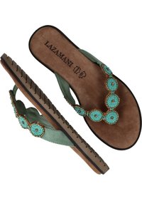 Platte sandalen met turquoise kralenaccenten en groene banden, met een bruine suede voetbed en een gebogen rubberen zool.