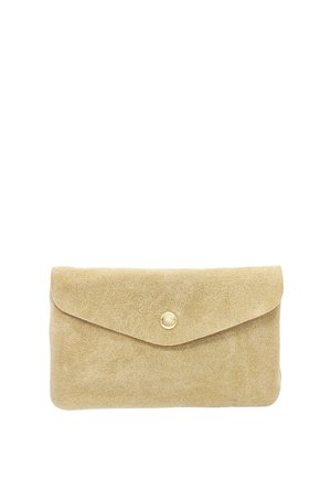 Pochette enveloppe en daim beige avec une fermeture à bouton pression circulaire doré, forme rectangulaire sur fond blanc.
