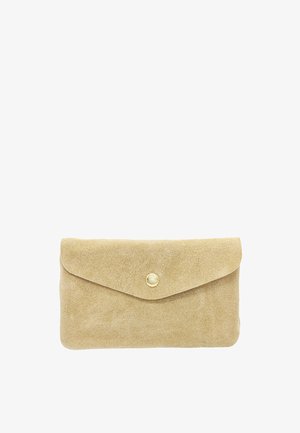 Pochette enveloppe en daim beige avec une fermeture à bouton pression circulaire doré, forme rectangulaire sur fond blanc.