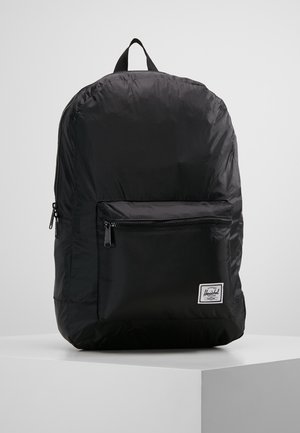 Lekki czarny plecak z przednią kieszenią na zamek, górnym uchwytem oraz metką marki Herschel w dolnym prawym rogu kieszeni.