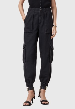 Pantaloni cargo neri con polsini elastici, molteplici tasche laterali e vita alta. Realizzati in un tessuto robusto con una consistenza liscia.