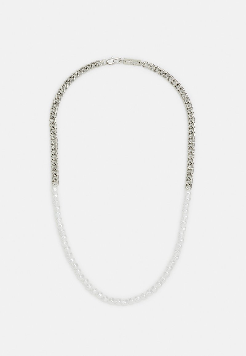 Colar de corrente de metal prateado com uma secção de contas transparentes, alternando entre texturas lisas e facetadas, com fecho de clasp.