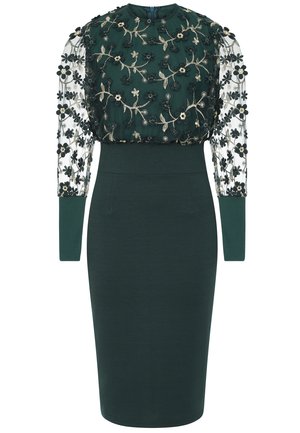 Vestito verde scuro con una silhouette aderente. La parte superiore presenta maniche trasparenti e ricamate adornate con motivi floreali e accenti metallici.