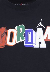 Jordan SIGNATURE TEE UNISEX - Apdrukāts T-krekls - black