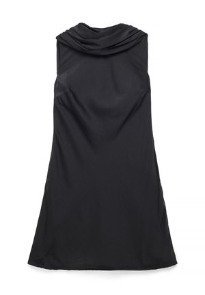 Czarna sukienka bez rękawów z drapowanym dekoltem typu woda i sylwetką w linii A, wykonana z gładkiej tkaniny.