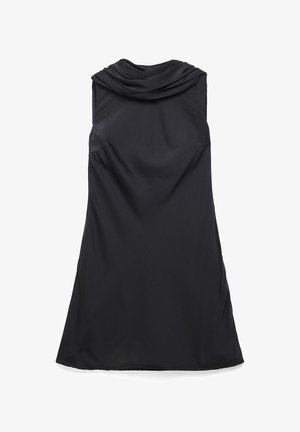 Czarna sukienka bez rękawów z drapowanym dekoltem typu woda i sylwetką w linii A, wykonana z gładkiej tkaniny.