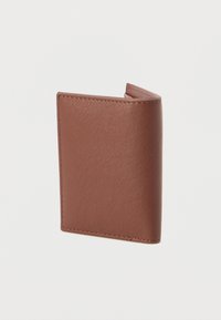 Καφέ πορτοφόλι από υφή δέρματος με απλό, μινιμαλιστικό σχέδιο. Διαθέτει αναδιπλούμενο στυλ και διακριτική ραφή κατά μήκος των άκρων.