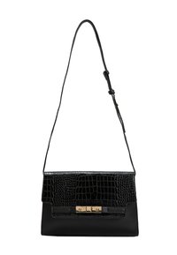 Borsa a tracolla in pelle nera con patta a motivo coccodrillo, hardware dorato, tracolla regolabile e texture liscia. Forma rettangolare compatta.