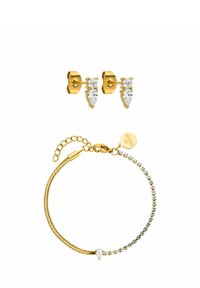 Ohrringe in goldfarbener Ausführung mit tropfenförmigen, klaren Kristallen sowie ein passendes goldfarbenes Armband mit einer gedrehten Gestaltung und kleinen Kristallakzenten.