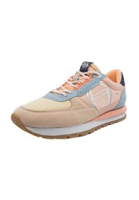 Sneaker mit einem leicht rosa Wildleder-Obermaterial, blauen Mesh-Akzenten, gelbem gelochtem Einsatz, orangefarbigem Innenfutter und brauner Gummisohle. Mit Logo auf der Zunge.