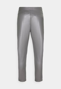 Pantalon en similicuir gris à coupe slim, avec une texture lisse et une poche arrière unique. La ceinture présente des détails de couture subtils.