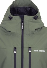 Veste imperméable verte avec un col montant, fermeture éclair noire, cordons ajustables et logo "PEAK MOUNTAIN" blanc sur la poitrine.