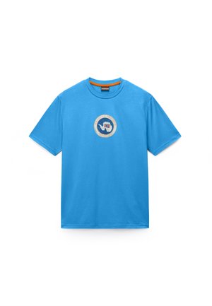 Felblauw T-shirt met korte mouwen, ronde hals en een klein, rond patchlogo met een kaart en vlag op de borst.