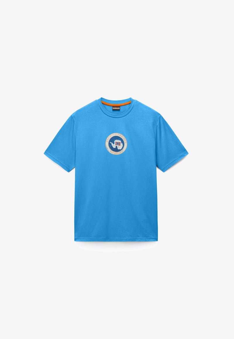 Φωτεινό μπλε κοντομάνικο T-shirt με στρογγυλή λαιμόκοψη και μικρό στρογγυλό διακριτικό λογότυπο με χάρτη και σημαία στο στήθος.