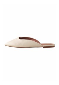 Špičaté slip-on boty z měkké béžové kůže, s otevřeným designem vrchní části a plochou hnědou podrážkou. Minimalistický styl, hladká textura.