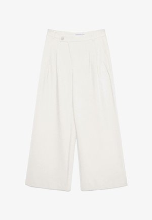 Široke bele hlače visokega pasu s pregibi, stranskimi žepekoma, zankami za pas ter gumbom na pasu.