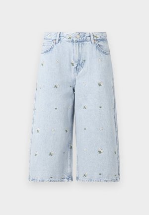 Shorts in denim chiaro con ricami floreali, caratterizzati da margherite e foglie verdi. Design classico a cinque tasche e orlo sfrangiato.