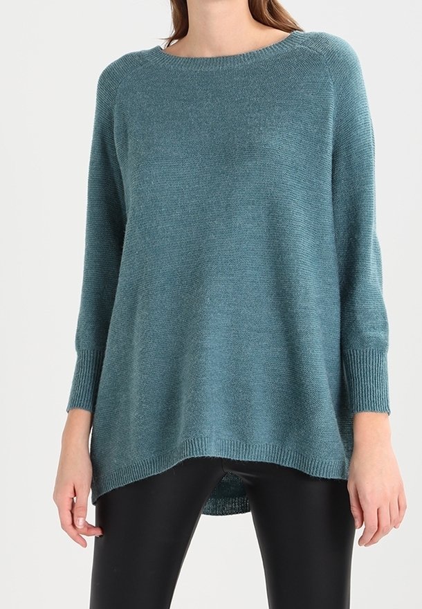 Miętowy dziany sweter z okrągłym dekoltem, długimi rękawami i luźnym krojem. Posiada ściągacze na mankietach oraz lekko wydłużony tył.