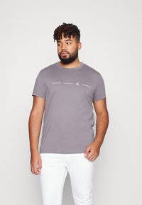 Calvin Klein Jeans Plus REPEAT LOGO TEE - T-shirt estampada - fossil grey