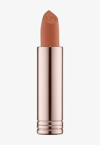 Matt leppestift i nøytral beige med skrå spiss, plassert i et reflekterende rosagullrør med inngravert logo og ribbet bunn.