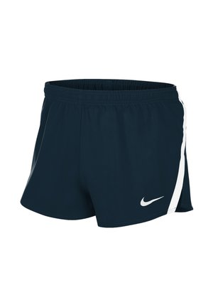 Pantaloncini sportivi blu scuro con strisce laterali bianche e logo Nike bianco nella parte inferiore anteriore sinistra.