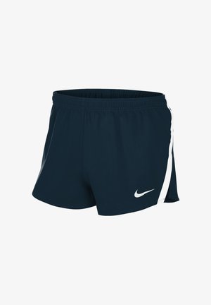 Ciemnoniebieskie sportowe spodenki z białymi paskami po bokach i białym logo Nike na dolnej przedniej lewej stronie.