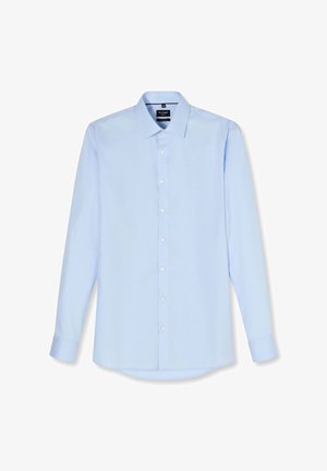 Hellblaues Herrenhemd mit langen Ärmeln, durchgehender Knopfleiste und spitzem Kragen, glattem Stoff und Standardmanschetten.