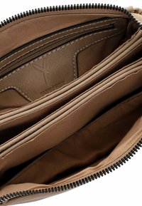 Portafoglio tan con molteplici scomparti, interno in pelle liscia, chiusura con zip nera e accenti di cuciture visibili. Logo etichettato all'interno.
