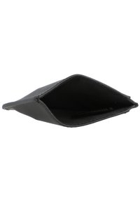 Zwarte leren clutch met een plat ontwerp, een gladde textuur en een ritsluiting. Het interieur heeft een zwarte stoffen voering. Dunne en minimalistische vorm.