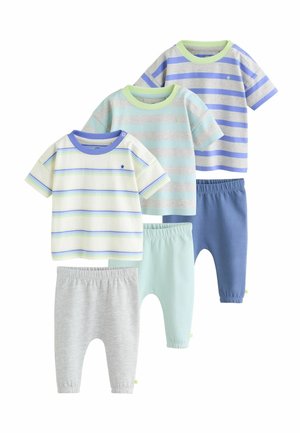 Drei Sets von Babykleidung mit gestreiften Kurzarm-Oberteilen in Blau, Mint und Violett, jeweils kombiniert mit passenden Hosen mit elastischem Bund.