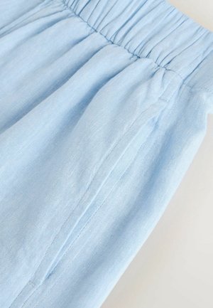 Šviesiai mėlynas audinys su tekstūruota paviršiaus, su sujungta elastine juosmens dalimi ir šoninių siūlių detalėmis, sukuriantis atsipalaidavusią siluetą.