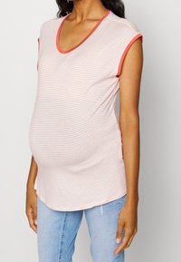 Camiseta de maternidad a rayas en rosa y blanco, con escote en V y ribete en color coral. Tejido suave y mangas cortas para mayor comodidad.