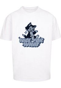 Hvid bomulds T-shirt med et sort tegneserie kat design og teksten "NICE FOR WHAT" i blå, legesyg skrift. Korte ærmer, standard pasform.