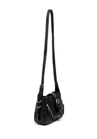 Borsa a tracolla in pelle nera con tracolla regolabile, dotata di accessori in argento, molteplici tasche con zip e una finitura texturizzata. Dimensioni compatte e design strutturato.