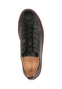 Schwarze Lederschuhe mit runder Spitze, Schnürdesign und burgunderfarbener Gummisohle. Sie verfügen über eine glatte Textur und minimale Nähdetails.