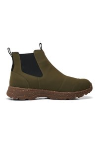 Botín de tobillo impermeable en color verde olivo con paneles laterales elásticos negros y lengüetas para tirar, que cuenta con una suela de goma marrón texturizada con surcos de tracción.