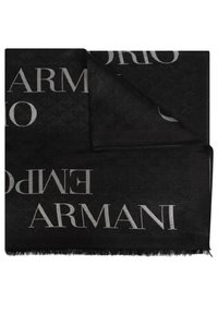 Sciarpa nera con un motivo a logo argento ripetuto. Il materiale presenta una finitura testurizzata con bordi frangiati. L'angolo piegato rivela una texture aggiuntiva.