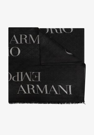 Sciarpa nera con un motivo a logo argento ripetuto. Il materiale presenta una finitura testurizzata con bordi frangiati. L'angolo piegato rivela una texture aggiuntiva.