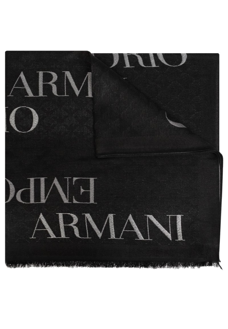 Sciarpa nera con un motivo a logo argento ripetuto. Il materiale presenta una finitura testurizzata con bordi frangiati. L'angolo piegato rivela una texture aggiuntiva.