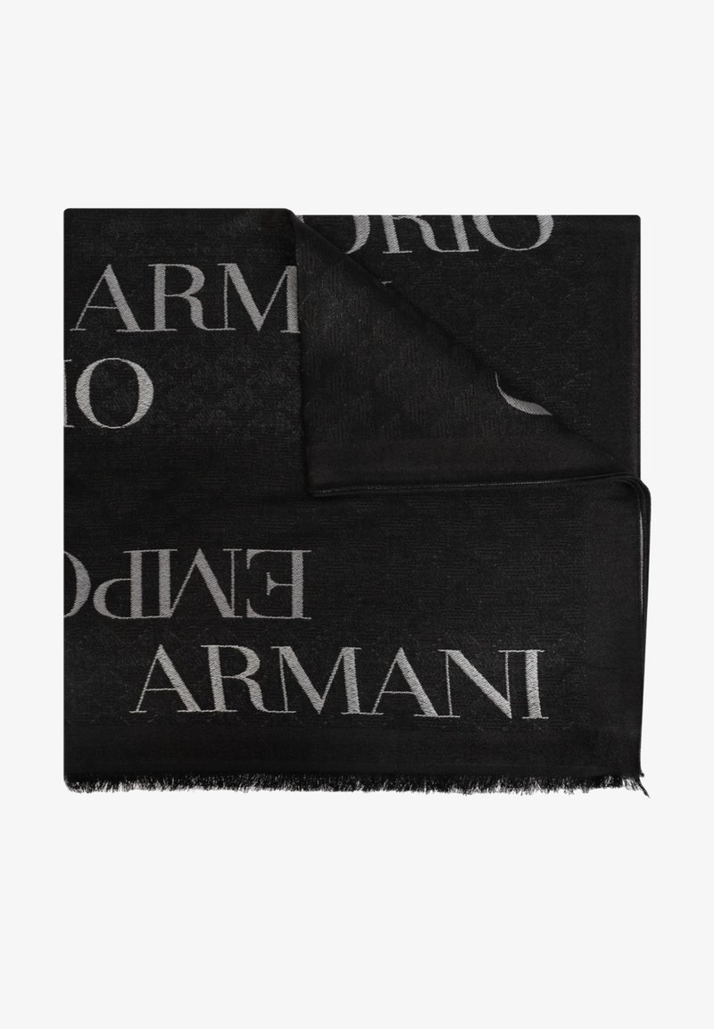 Sciarpa nera con un motivo a logo argento ripetuto. Il materiale presenta una finitura testurizzata con bordi frangiati. L'angolo piegato rivela una texture aggiuntiva.