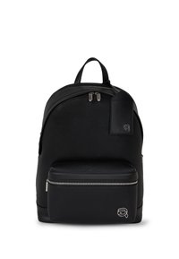 Schwarzer Leder-Rucksack mit strukturiertem Finish, ausgestattet mit einer vorderen Reißverschlusstasche, zwei oberen Reißverschlüssen und einem Logo-Patch an der Seite.