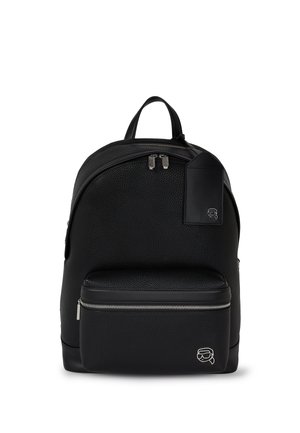 Schwarzer Leder-Rucksack mit strukturiertem Finish, ausgestattet mit einer vorderen Reißverschlusstasche, zwei oberen Reißverschlüssen und einem Logo-Patch an der Seite.