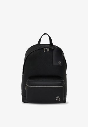 Rucsac negru din piele cu un finisaj texturat, având o buzunare frontală cu fermoar, fermoare duble în partea de sus și o etichetă cu logo pe lateral.