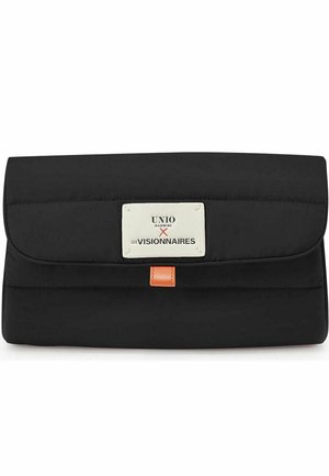Sac pochette rectangulaire noir avec fermeture à rabat, étiquette blanche indiquant "UNIO Hamburg x Les Visionnaires" et petite languette en cuir marron.
