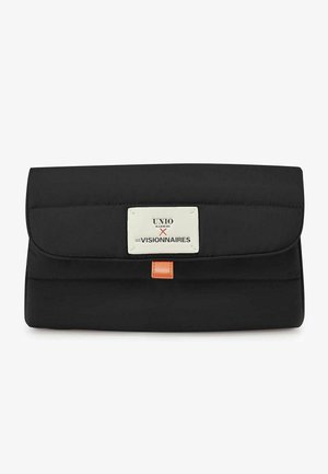 Bolso clutch rectangular negro con cierre de solapa, etiqueta blanca con la inscripción "UNIO Hamburg x Les Visionnaires" y pequeña etiqueta de cuero marrón.